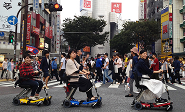 折りたたみ電動カー「Luggie（ラギー）」